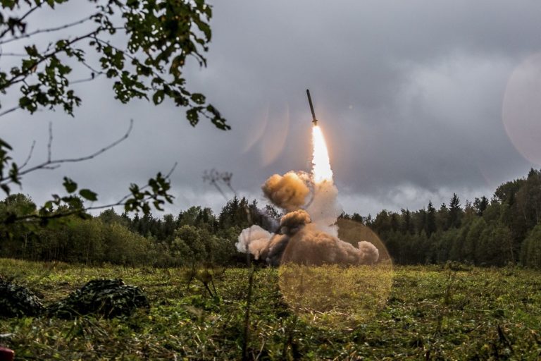 Launch of the cruise missile of the Iskander-K OTRK during the active phase of the exercise "Zapad-2017" (Leningrad region).